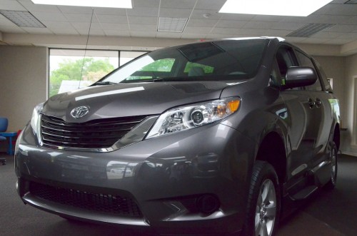 2013 Toyota Sienna DS292397 Front Left Side View