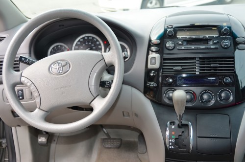 2005 Toyota Sienna 5S363124 Steering Wheel and Dash View